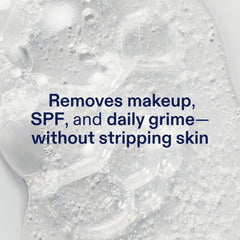 Skinfix Ceramide + Ectoine – mousse légère pendant le massage sur le visage.