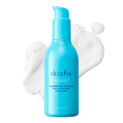 Skinfix: bouteille du nettoyant moussant huile visage montrant une texture hydratante.