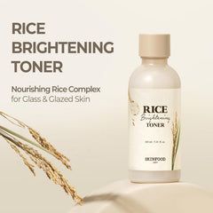 Texture lait-riz du tonique prête à être appliquée pour un éclat lumineux.