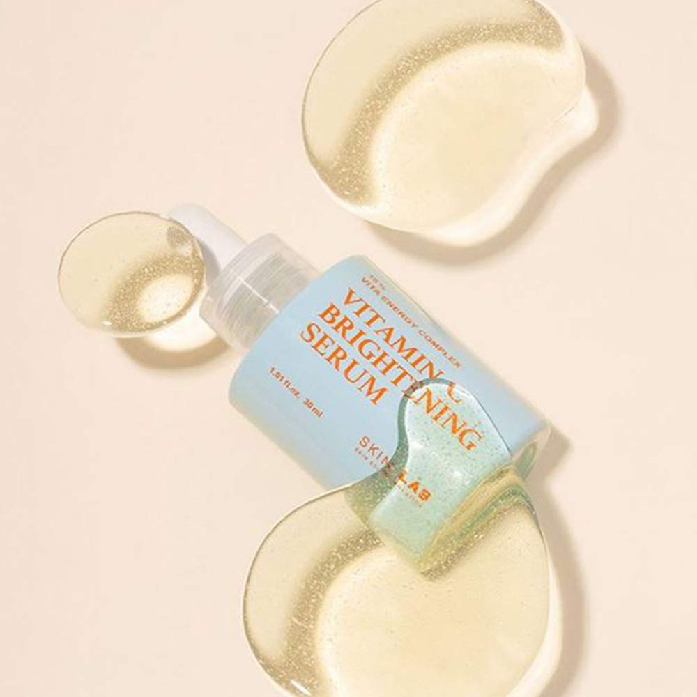 Emballage du sérum SKIN&LAB vitamine C, soin quotidien élégant.