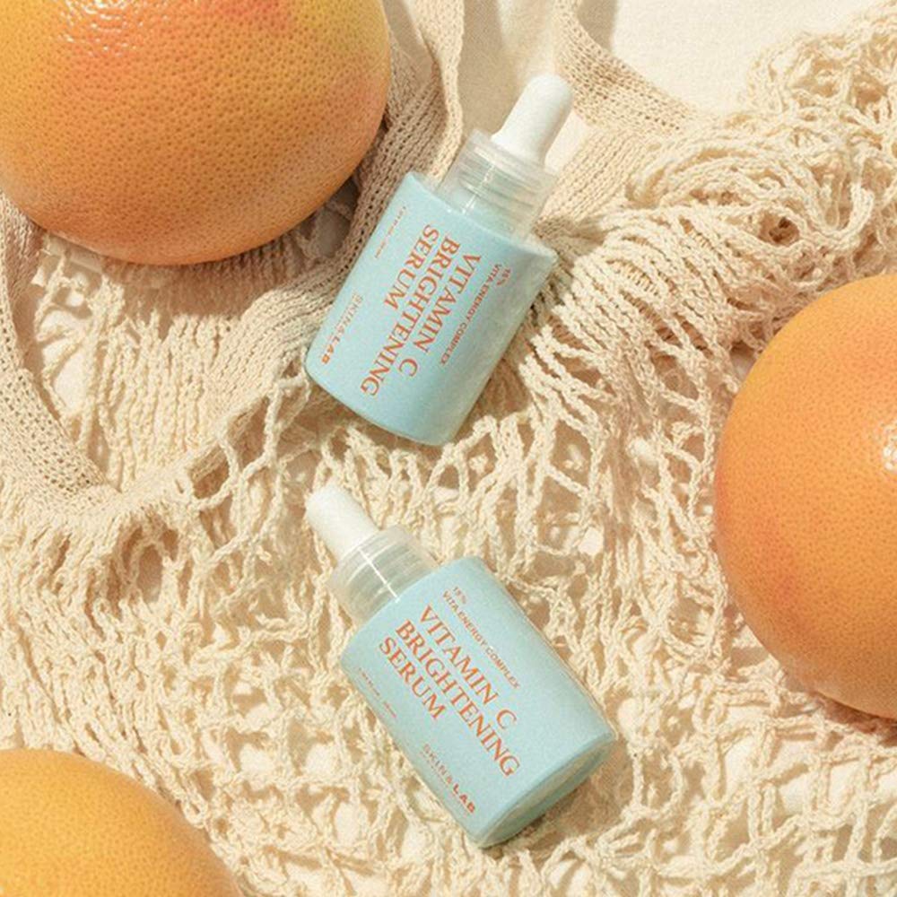 Routine visage avec SKIN&LAB vitamine C et hyaluronique, peau hydratée.