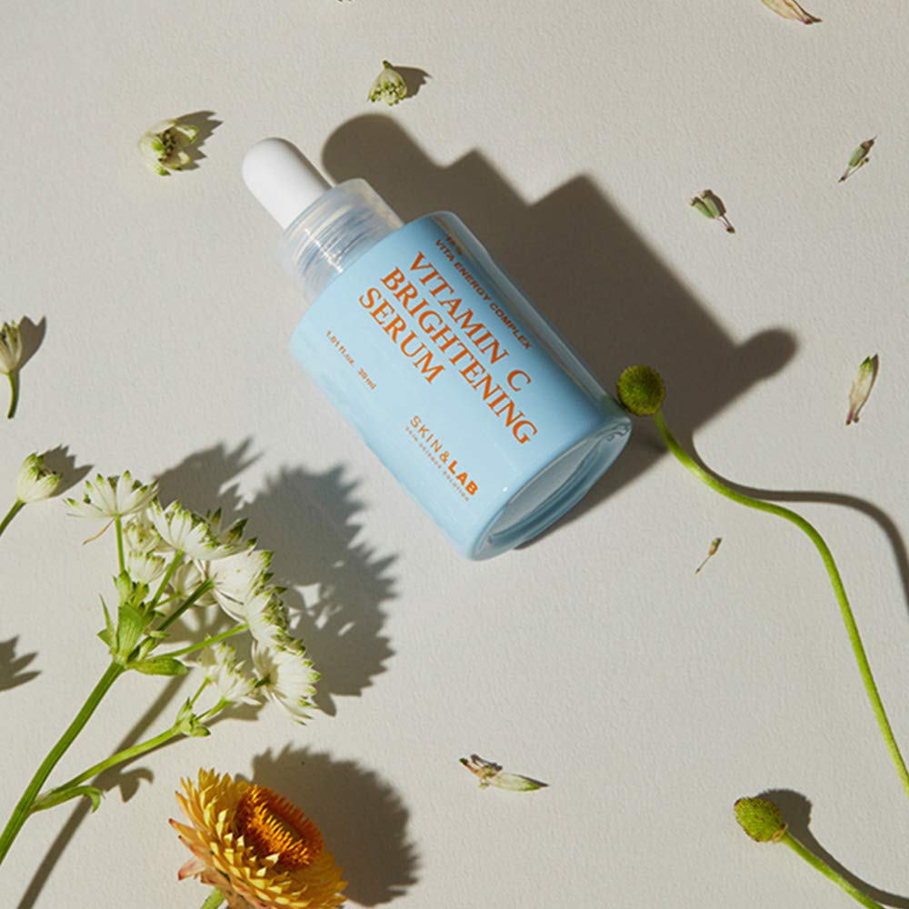 Flacon du sérum SKIN&LAB vitamine C, texture légère et flexible.