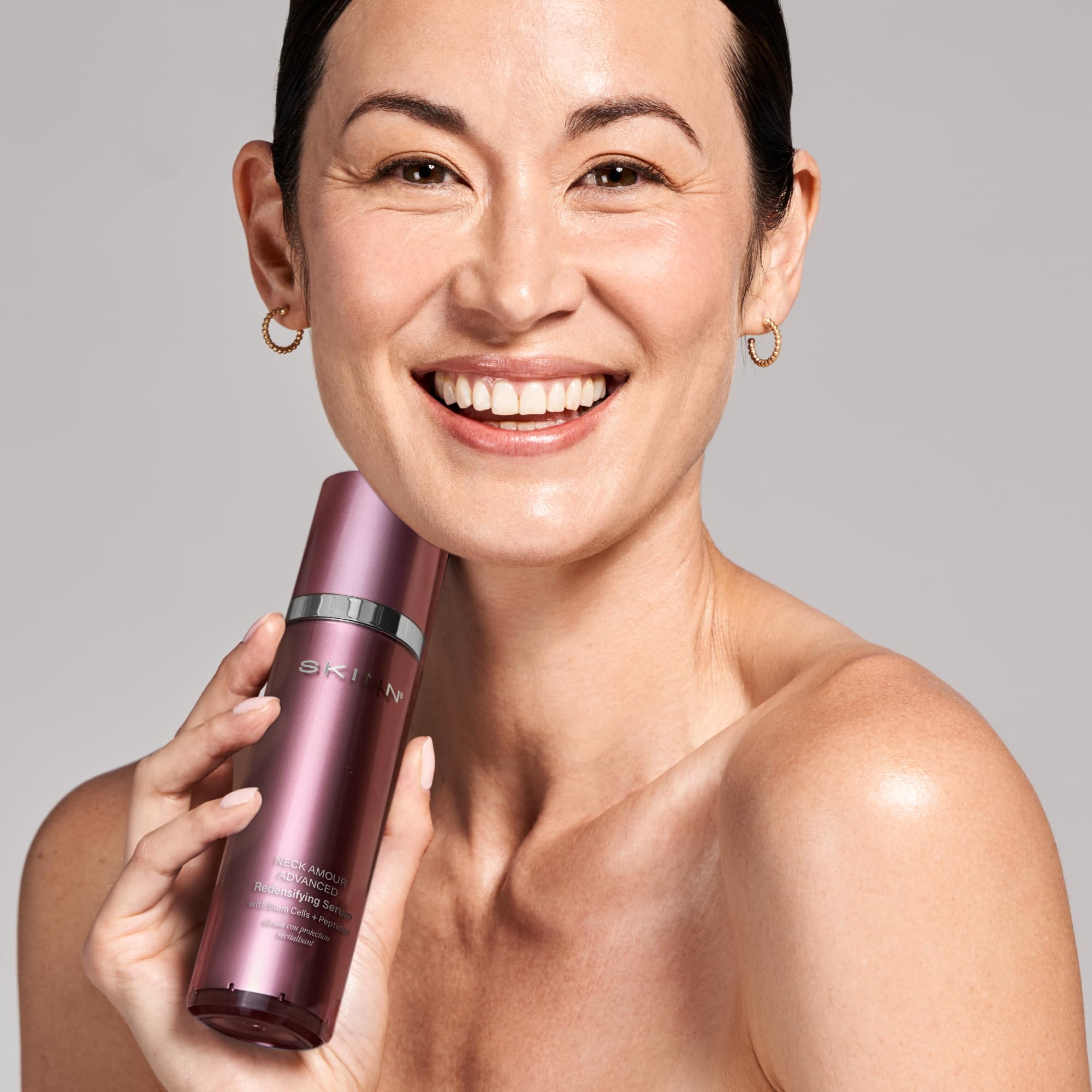 Hydratation intense fournie par SKINN Neck Amour pour peau plus lisse.