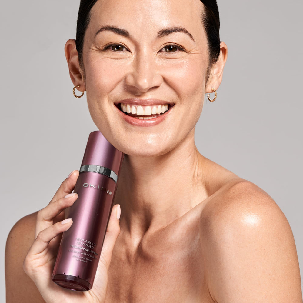 Hydratation intense fournie par SKINN Neck Amour pour peau plus lisse.