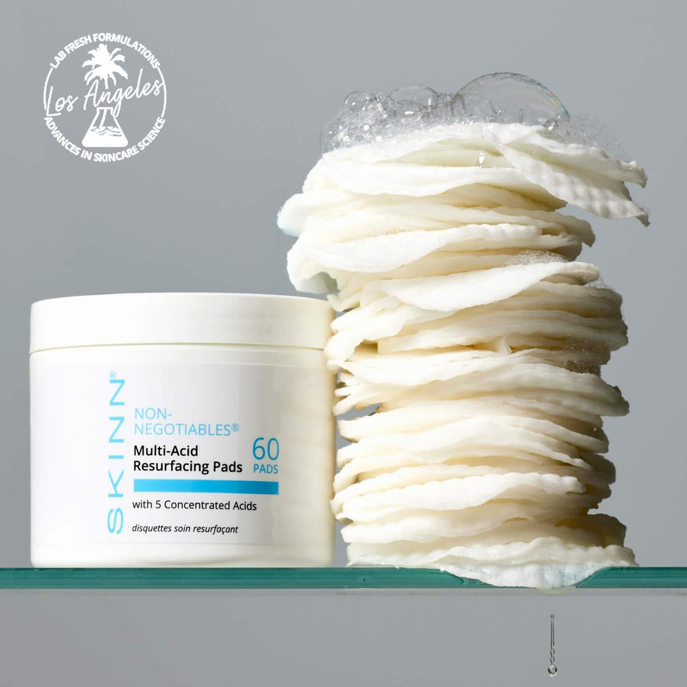 Rituel soin quotidien avec SKINN Multi-Acid Pads pour une routine exfoliante