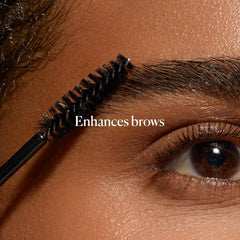 Application sur cils et sourcils avec Sky Organics pour un soin doux.