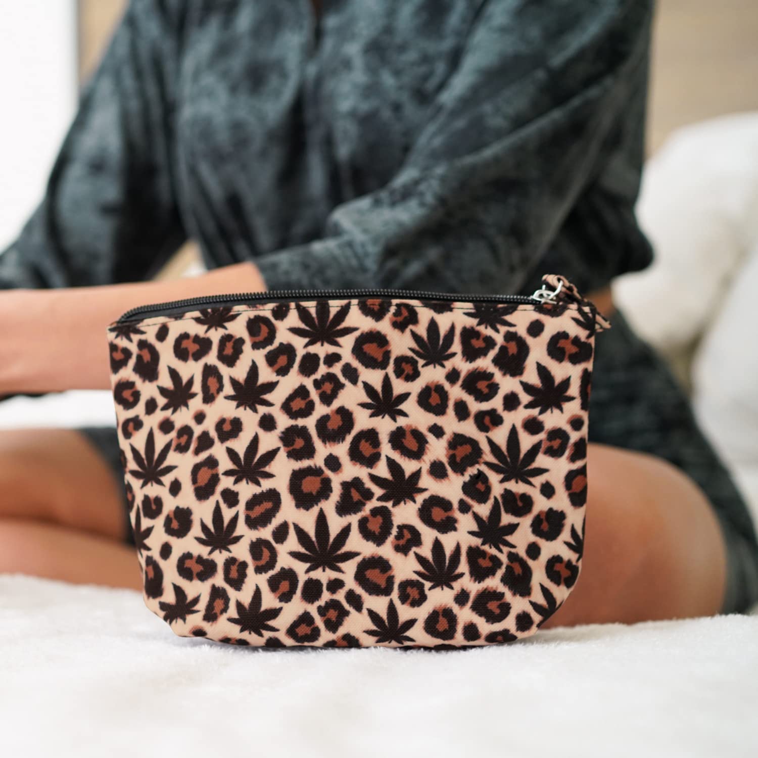 Skyvora trousse maquillage motif léopard pour accessoiriser votre sac.
