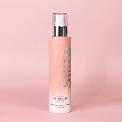 Sleek'e Hair Silk'e Hair démêlant en spray, application facile et démêlage sans accrocs.
