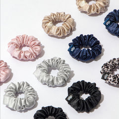 SLIP Minnie Scrunchies Classic bleu nuit idéal pour rehausser une queue de cheval.