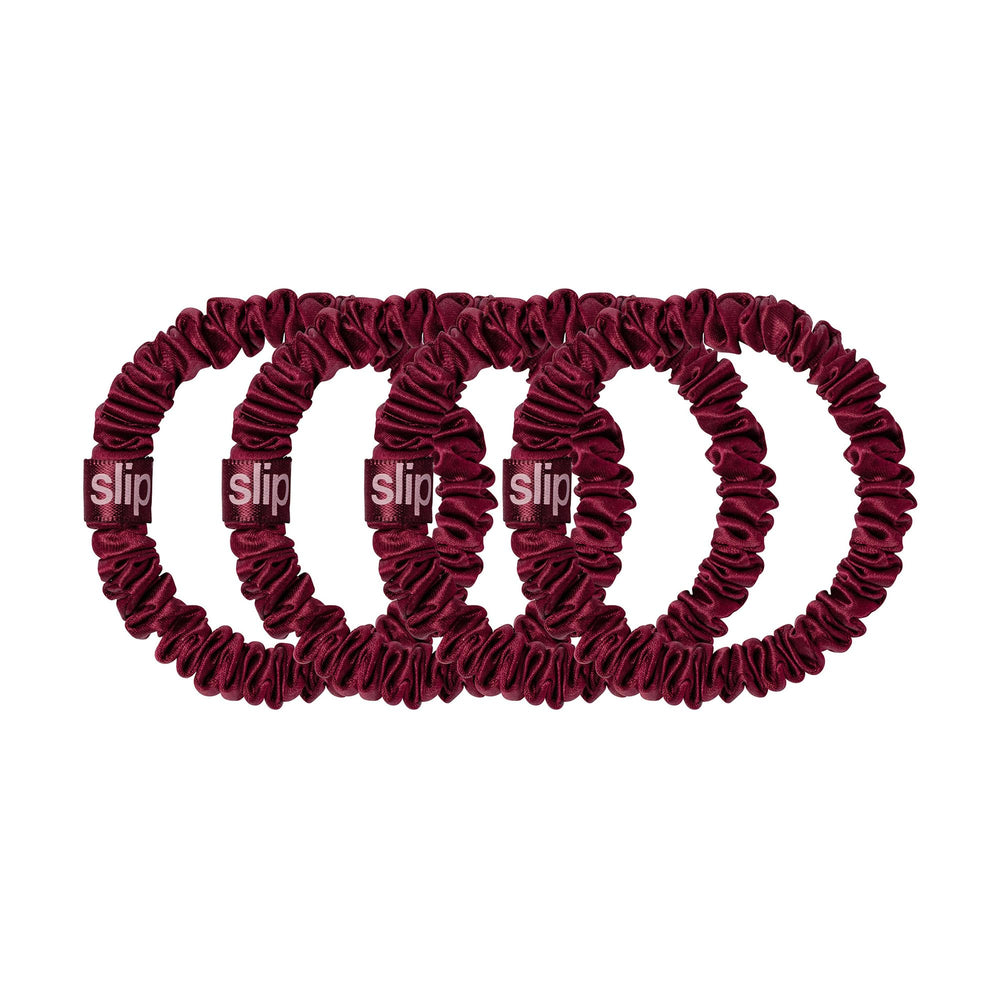 Scrunchies Slip soie bordeaux offrent une brillance naturelle sans effort.