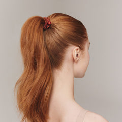 Vue sur une queue de cheval simple portée par les scrunchies auburn
