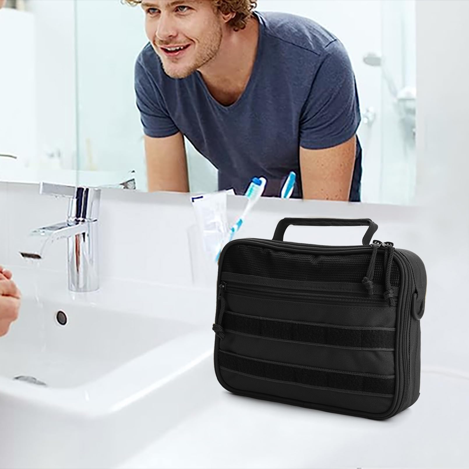 Trousse SMONT homme avec multiples poches indépendantes pour tout organiser.