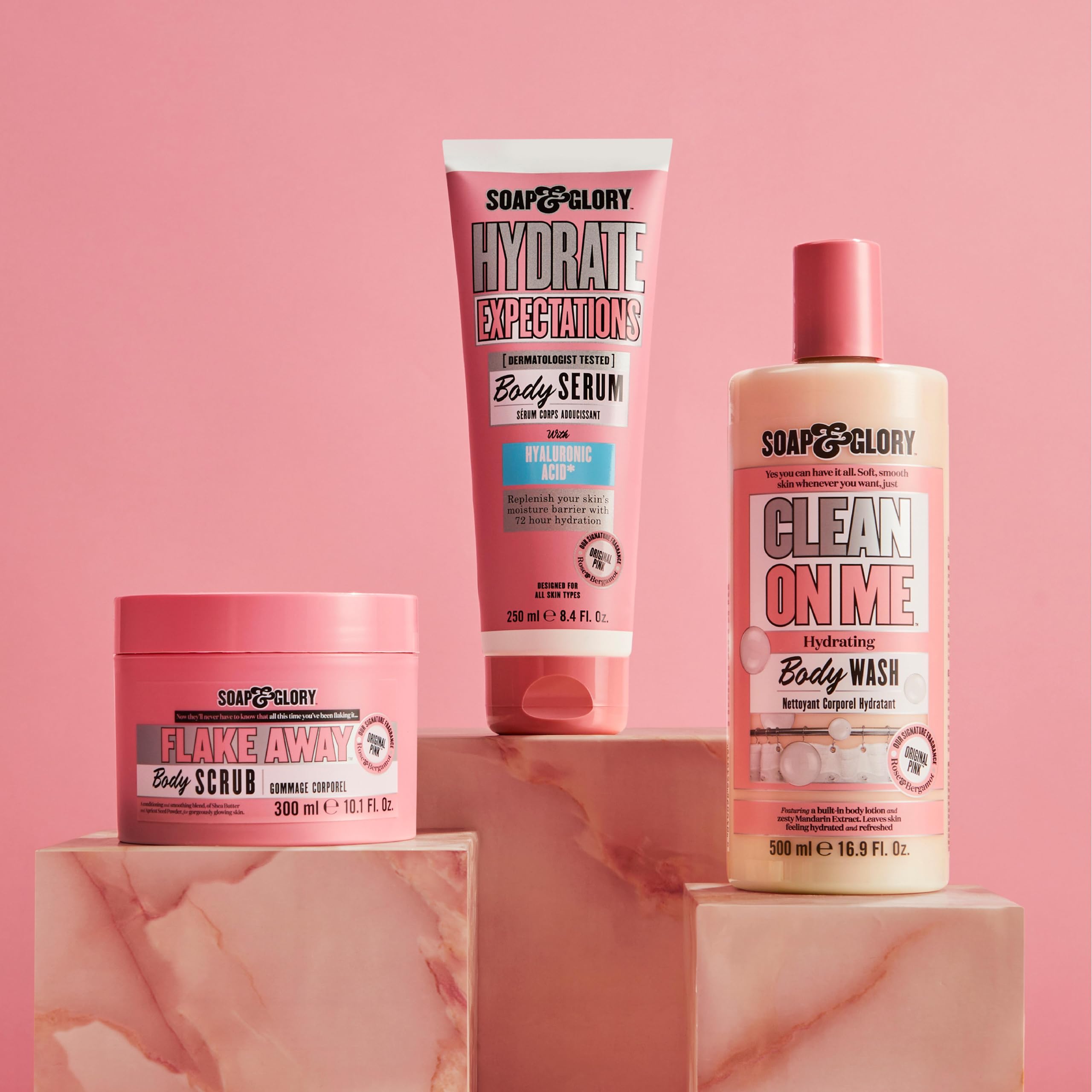 Parfum fruité floral signature lors de l’application du sérum Soap & Glory.