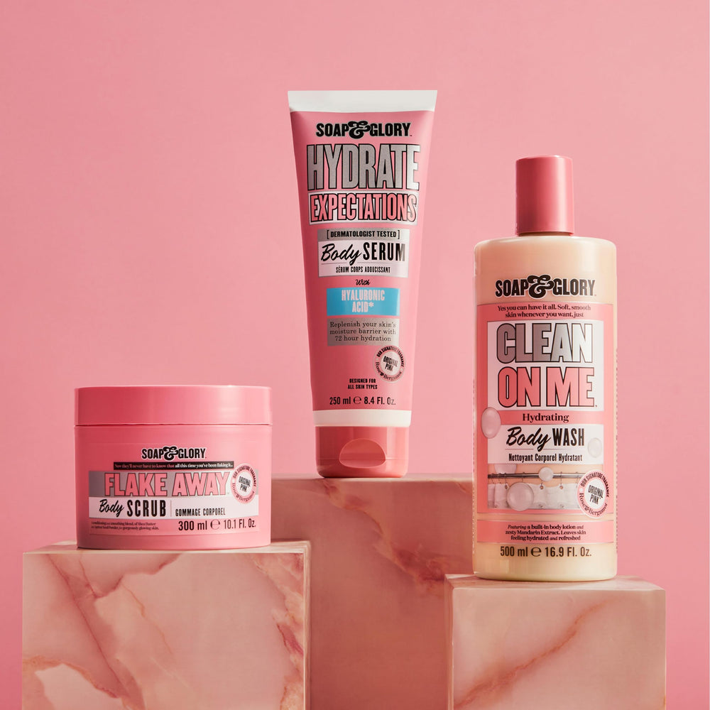Parfum fruité floral signature lors de l’application du sérum Soap & Glory.