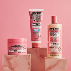 Parfum fruité floral signature lors de l’application du sérum Soap & Glory.