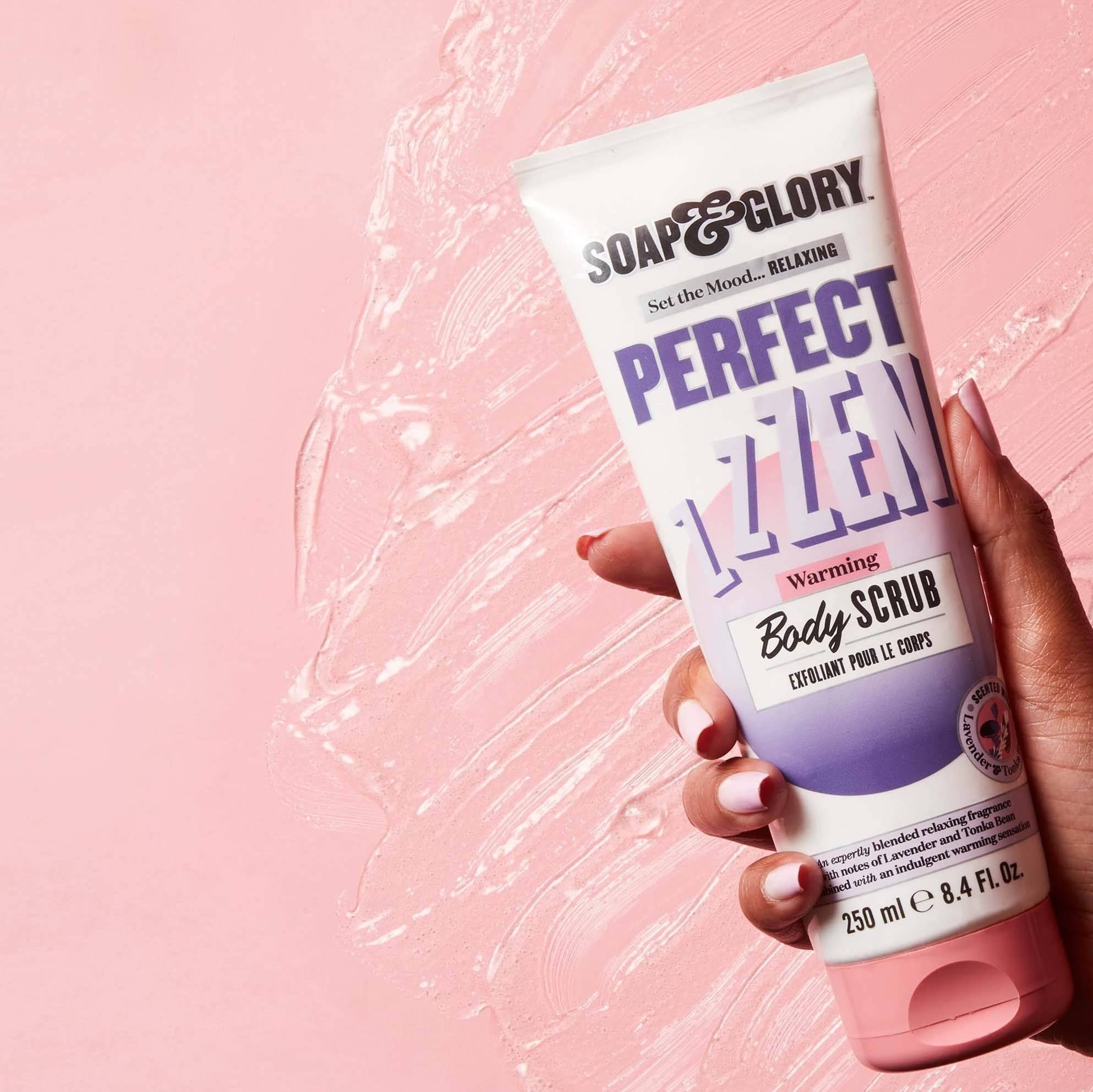 Application douce sur le bras avec le gommage Soap & Glory Perfect Zen