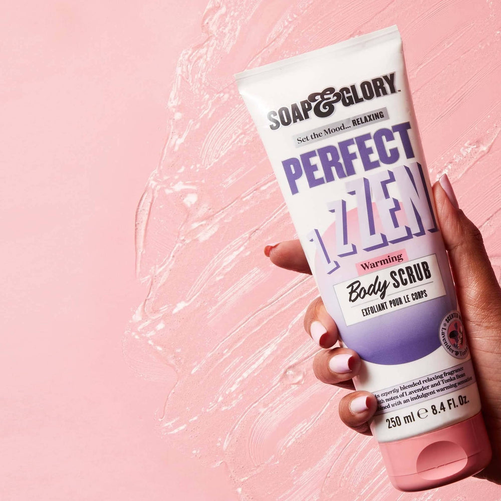 Application douce sur le bras avec le gommage Soap & Glory Perfect Zen