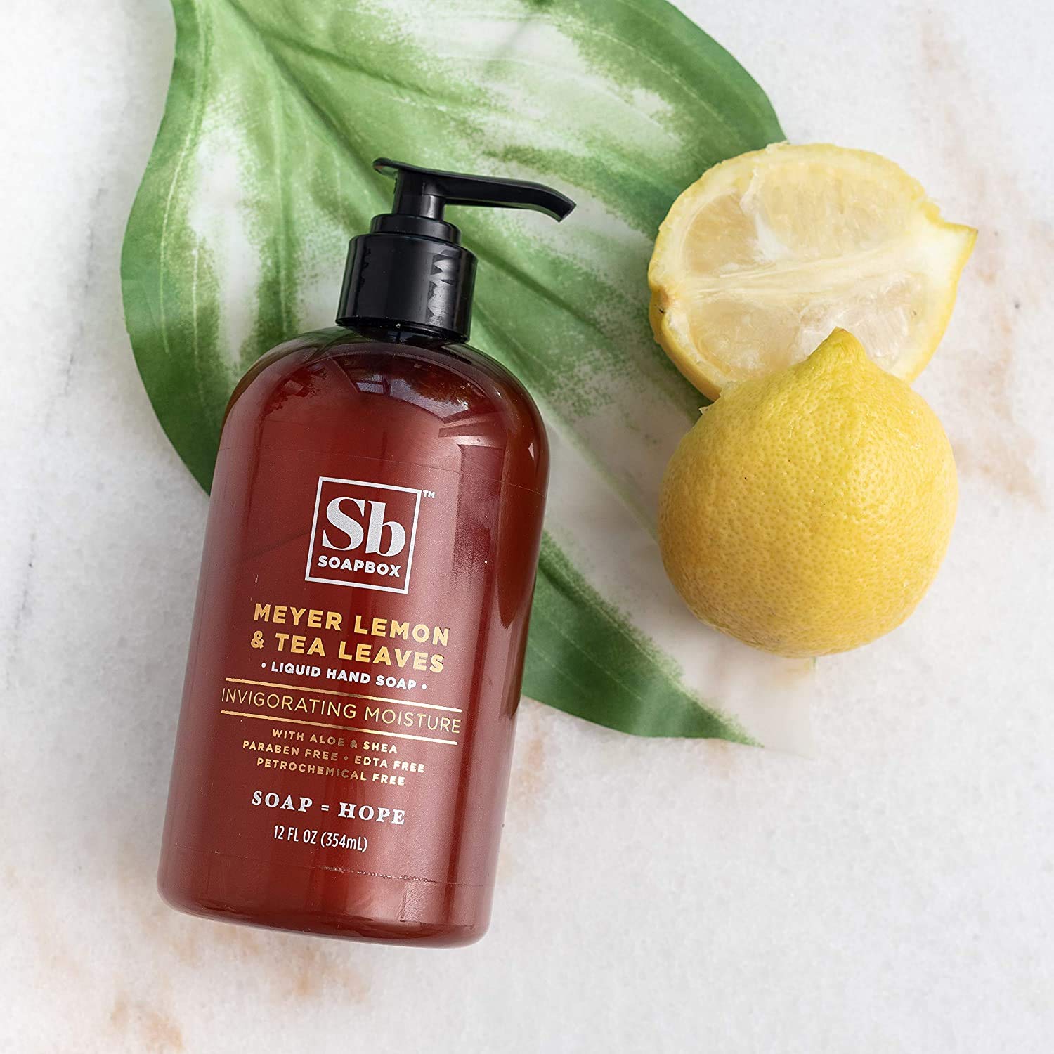 Parfum frais citron Meyer et feuilles de thé pour une senteur naturelle.
