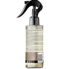 Brume rafraichissante Sofnfree appliquée sur cheveux crépus pour définir les boucles.
