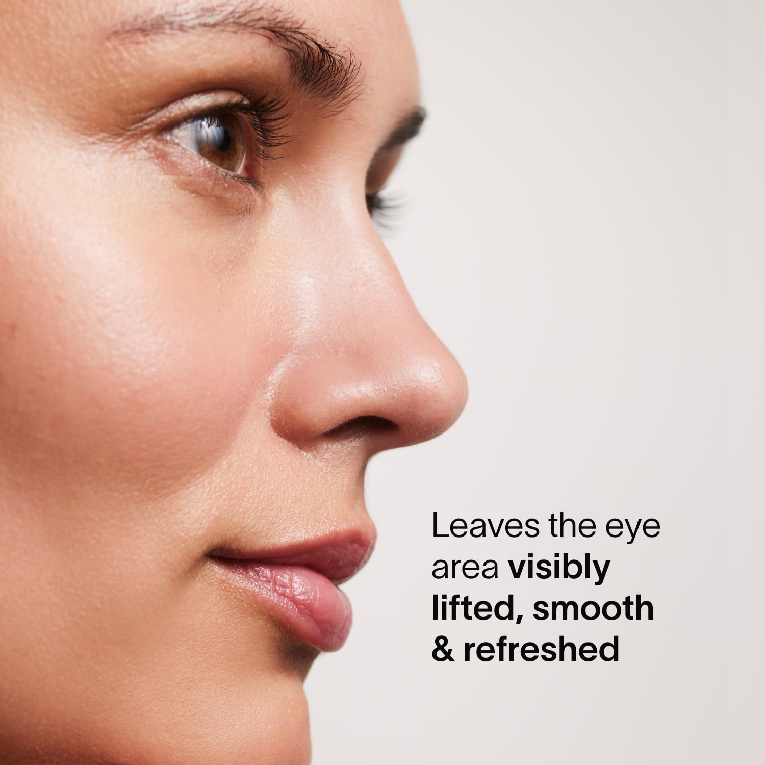 Solawave LightBoost Crème Yeux éclaircit légèrement le regard pour un effet lumineux.