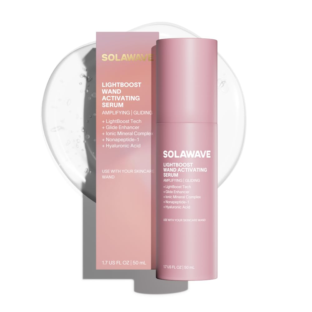 Solawave LightBoost Serum en bouteille améliore l'hydratation et la glisse pendant le soin.