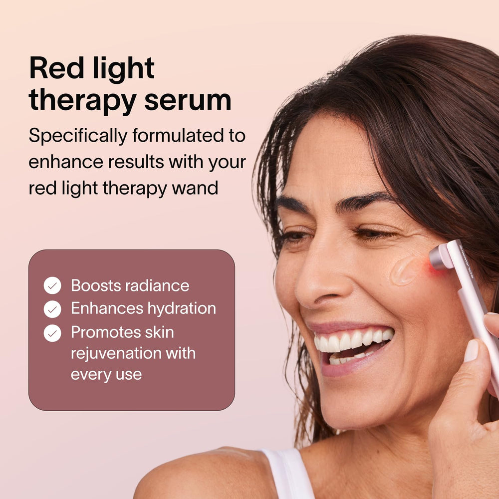 Solawave LightBoost serum glisse-douce pour une application confortable et homogène.