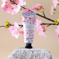 Crème mains Spa Luxetique fleur de cerisier, texture légère et non grasse.