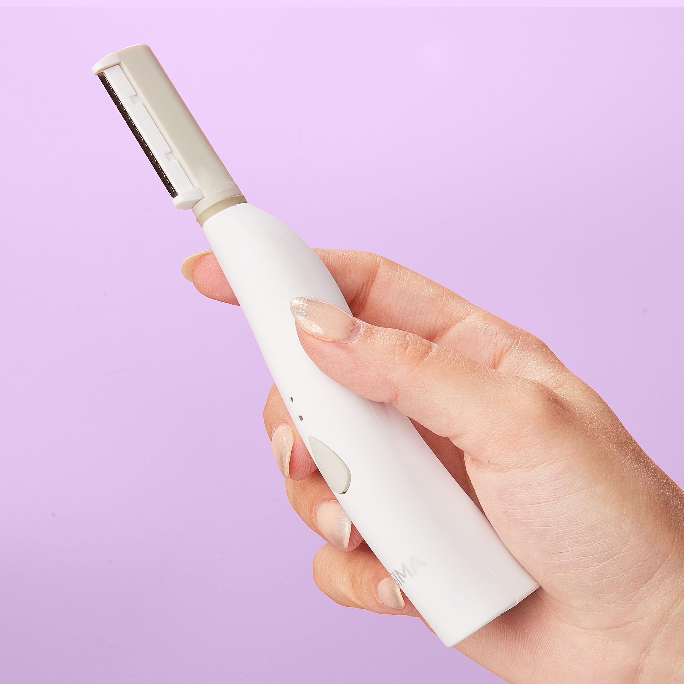SIMA Dermaplane en utilisation à domicile comme soin spa personnel.