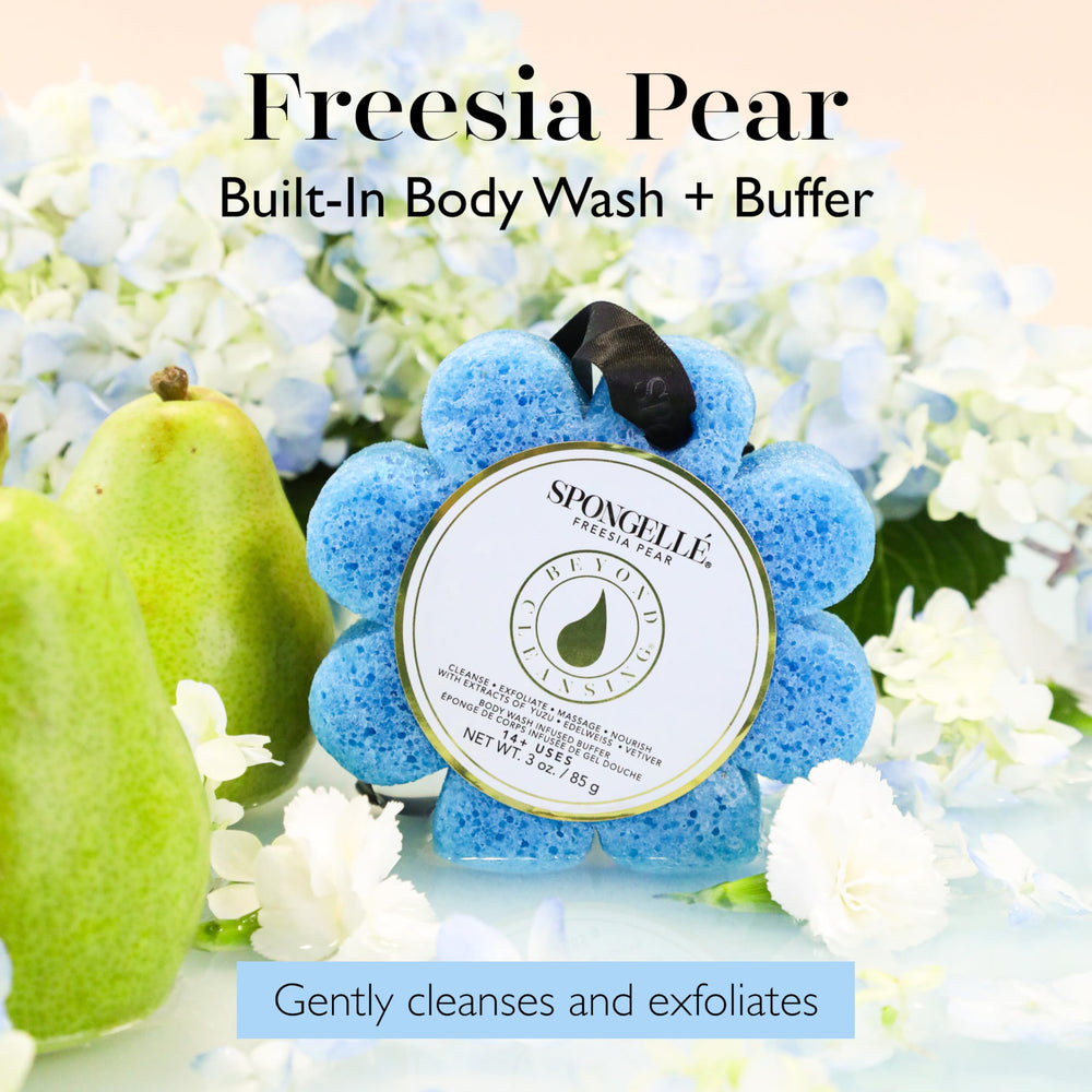 SPONGELLÉ Freesia Poire – éponge gommante infusée en gel douche.
