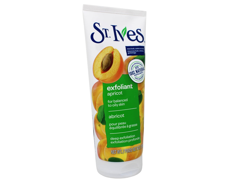 Application du gommage St. Ives – massage visage sur peau humide