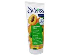 Application du gommage St. Ives – massage visage sur peau humide