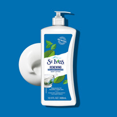 St. Ives – texture crème veloutée pour peau douce et hydratée.