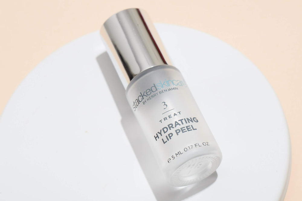 Emballage sobre et élégant de StackedSkincare.