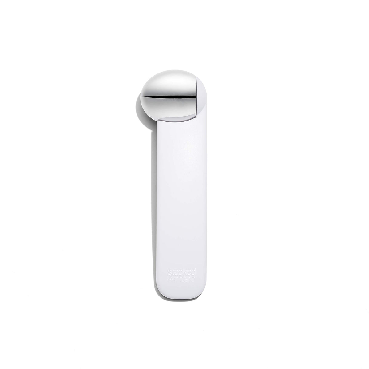 Rouleau glace StackedSkincare pour visage, rafraîchit et détend le contour.