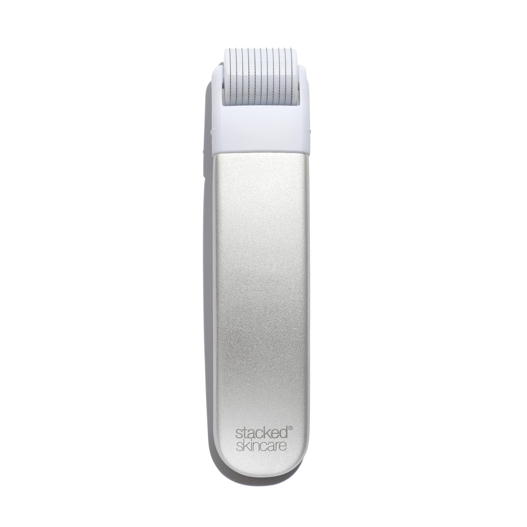 Rouleau microneedling StackedSkincare avec tête inox remplaçable pour une utilisation hygiénique
