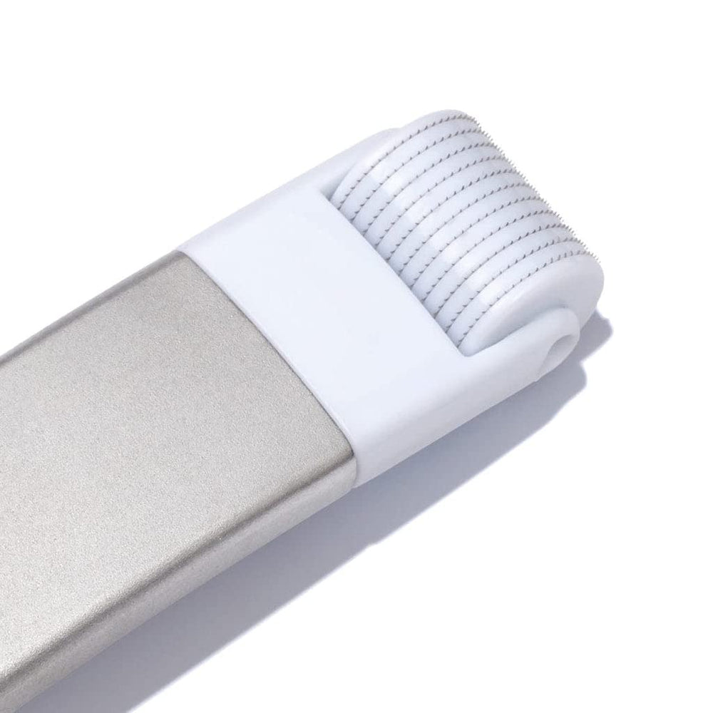 Rouleau StackedSkincare à manche aluminium ergonomique pour une prise en main stable