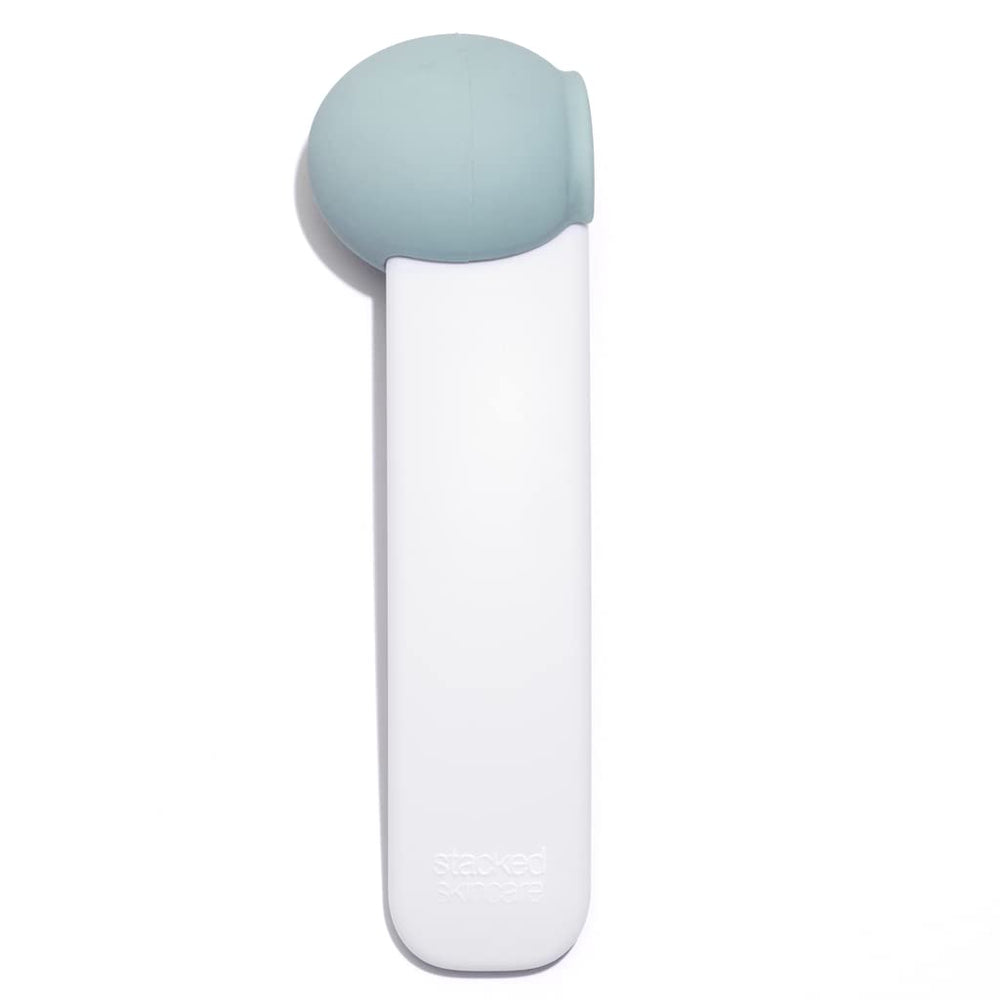 Rouleau pratique avant sérums, StackedSkincare prépare la peau pour l’absorption.