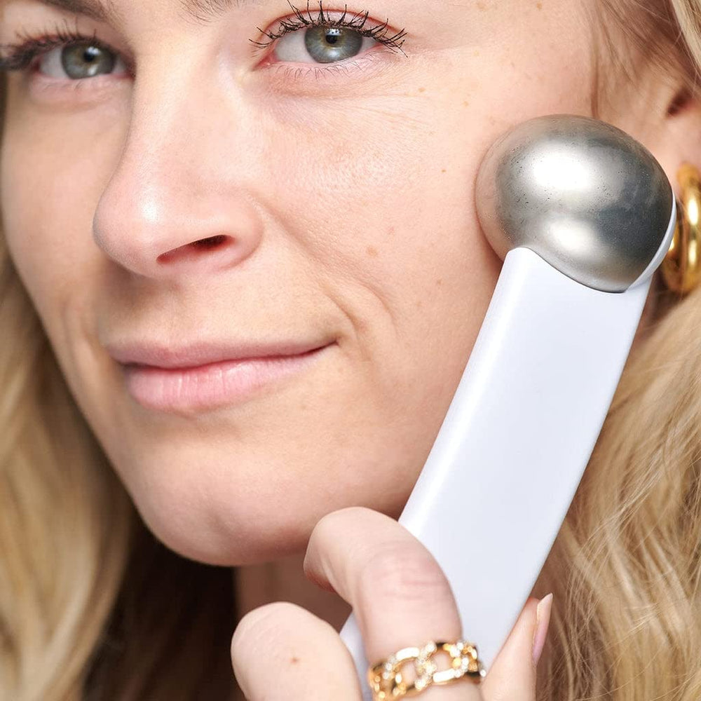 Nettoyage rapide StackedSkincare, essuyez et rechargez au congélateur.