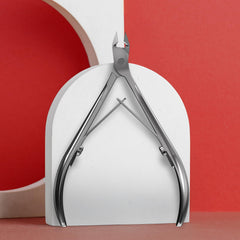Affûtage manuel du KM-04 garantissant une arête durable.