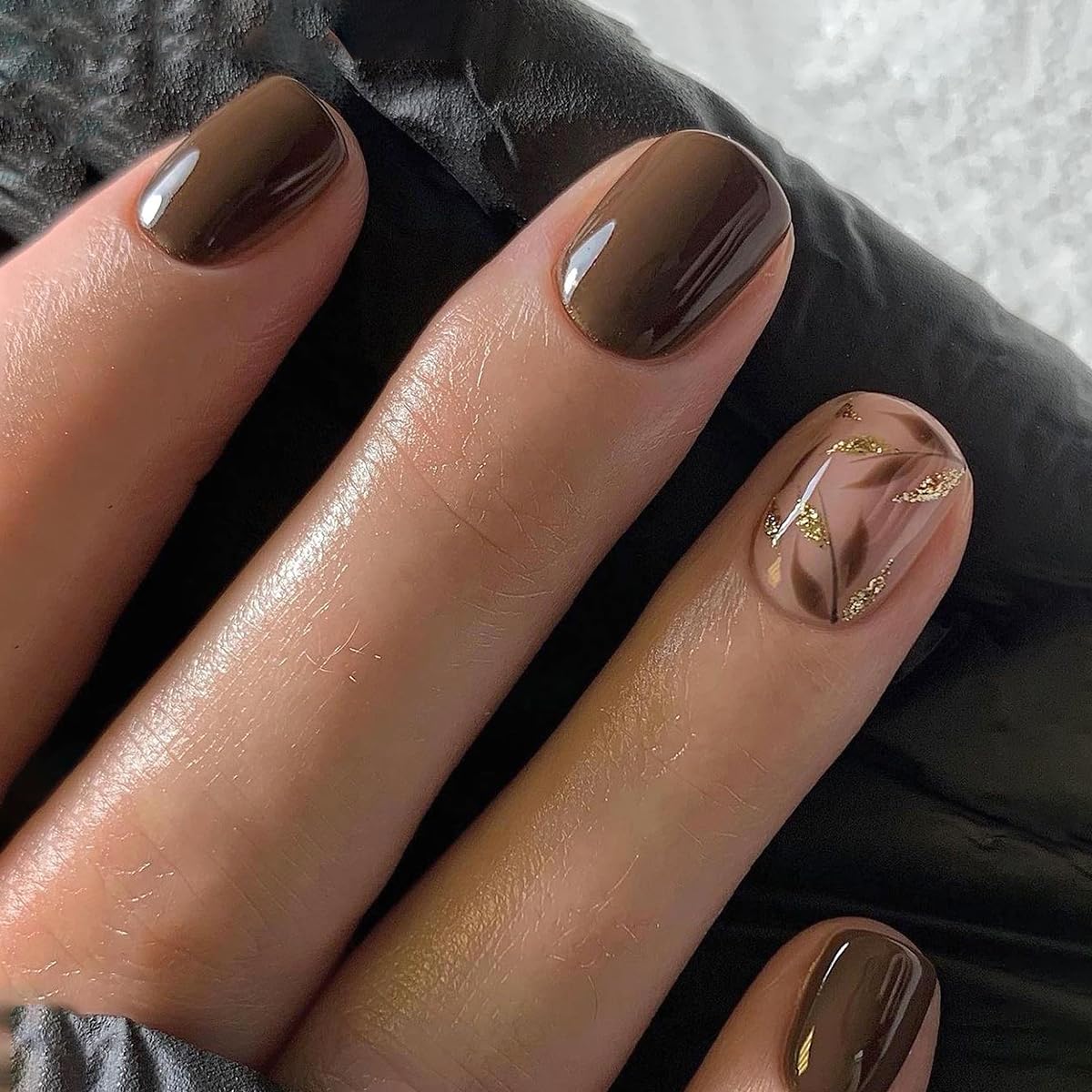 Ongles Stbisen adhésifs marron foncé en boîte pour une manicure rapide