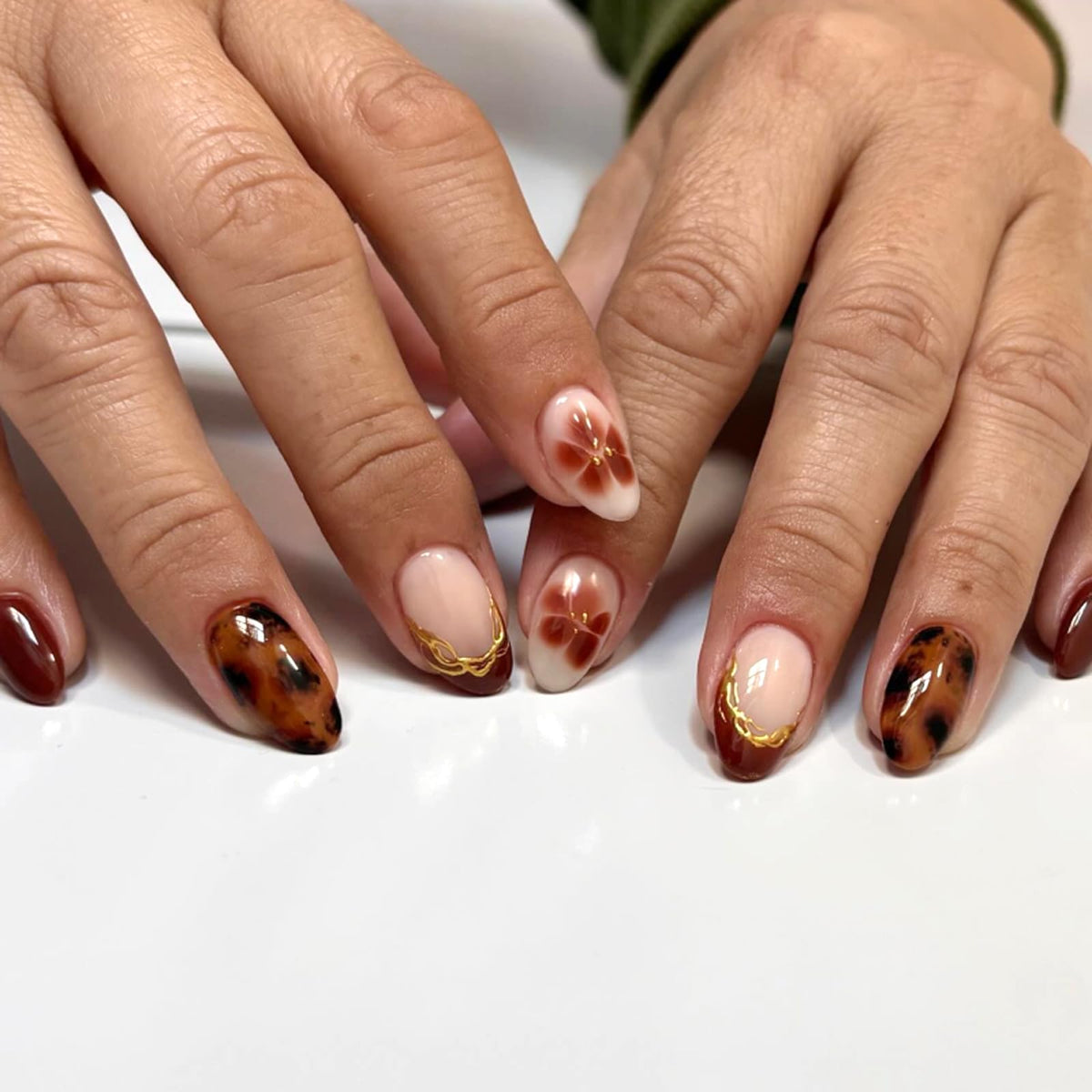 Ongles stbisen prêts à poser ovales en gel doux pour un rendu naturel.