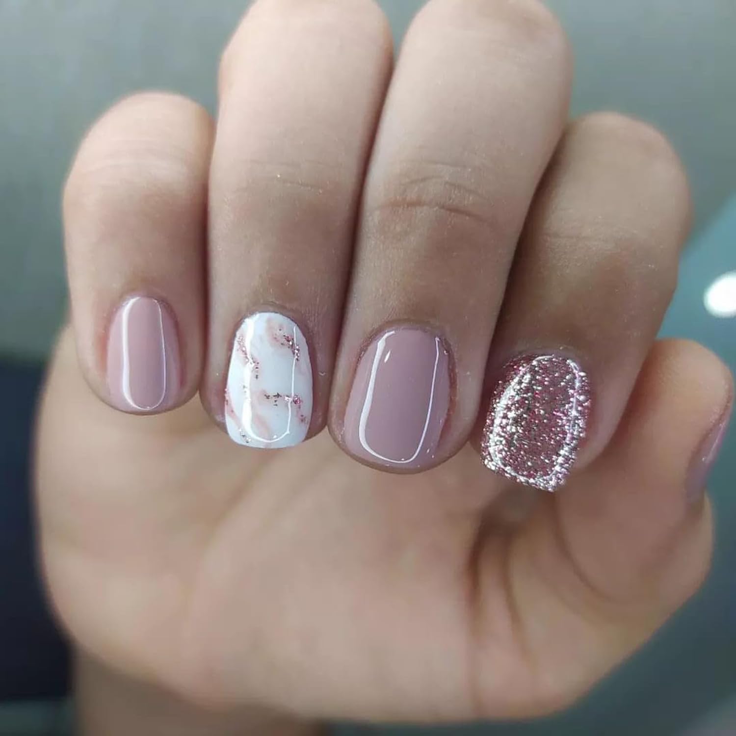 Stbisen ongles autocollants gel doux nude marbre : confort naturel et allure élégante tout au long de la journée.