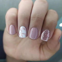 Stbisen ongles autocollants gel doux nude marbre : confort naturel et allure élégante tout au long de la journée.