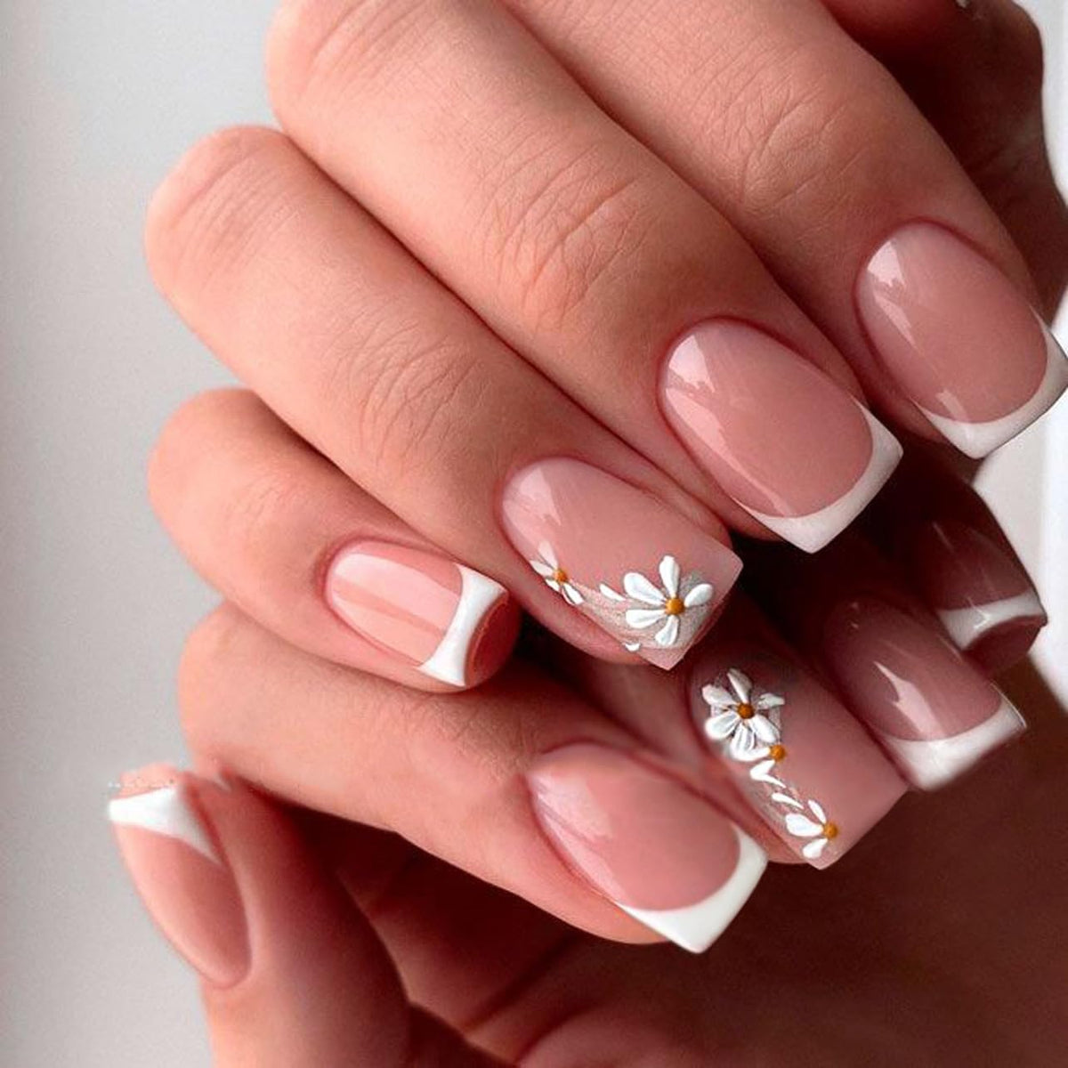 Ongles nude courts et carrés Stbisen, fini brillant naturel.