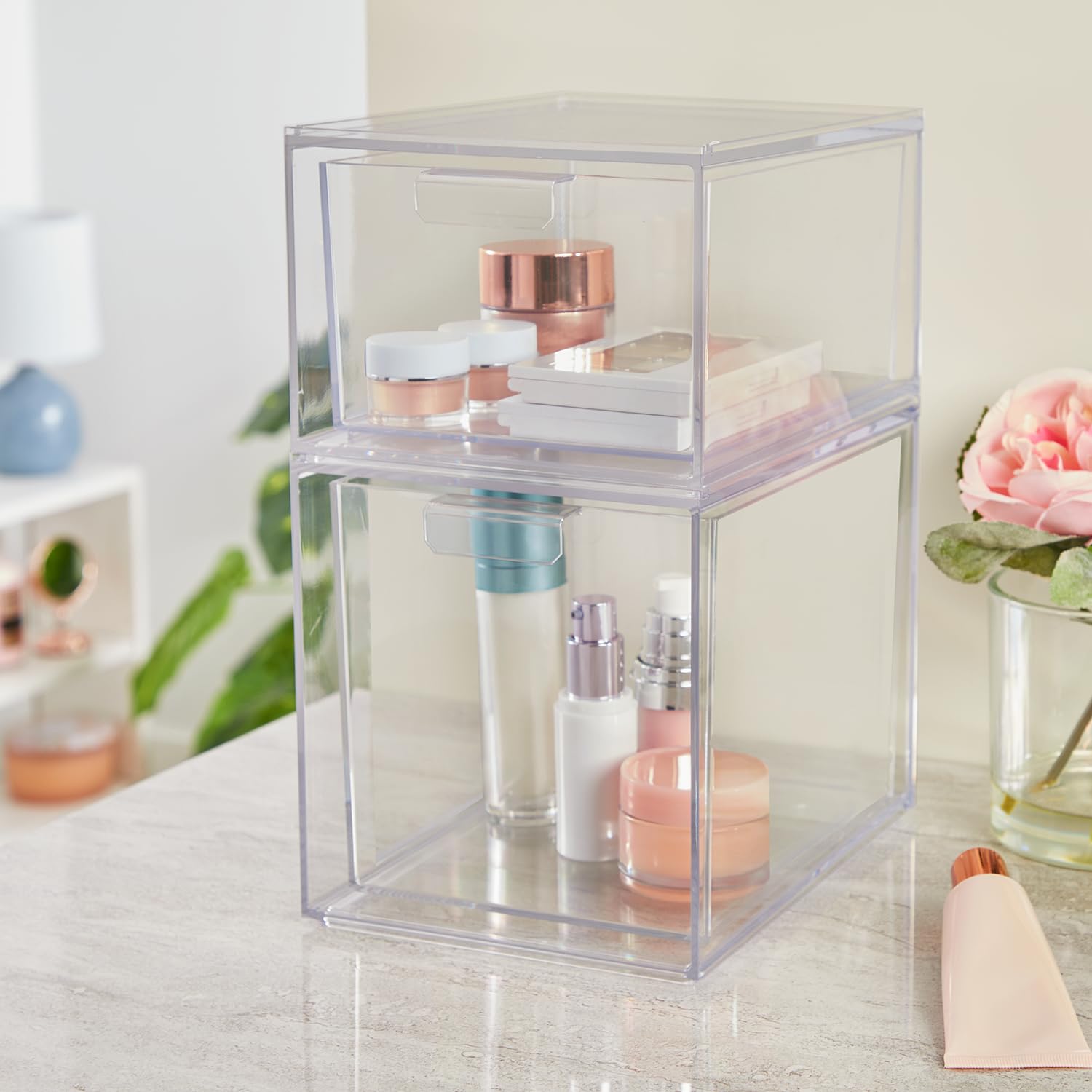 STORi Audrey sur vanity, rangement clair des produits beauté.