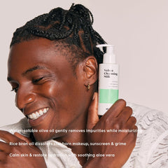 Application massage visage Stratia Velvet Cleansing Milk, démaquillage en douceur