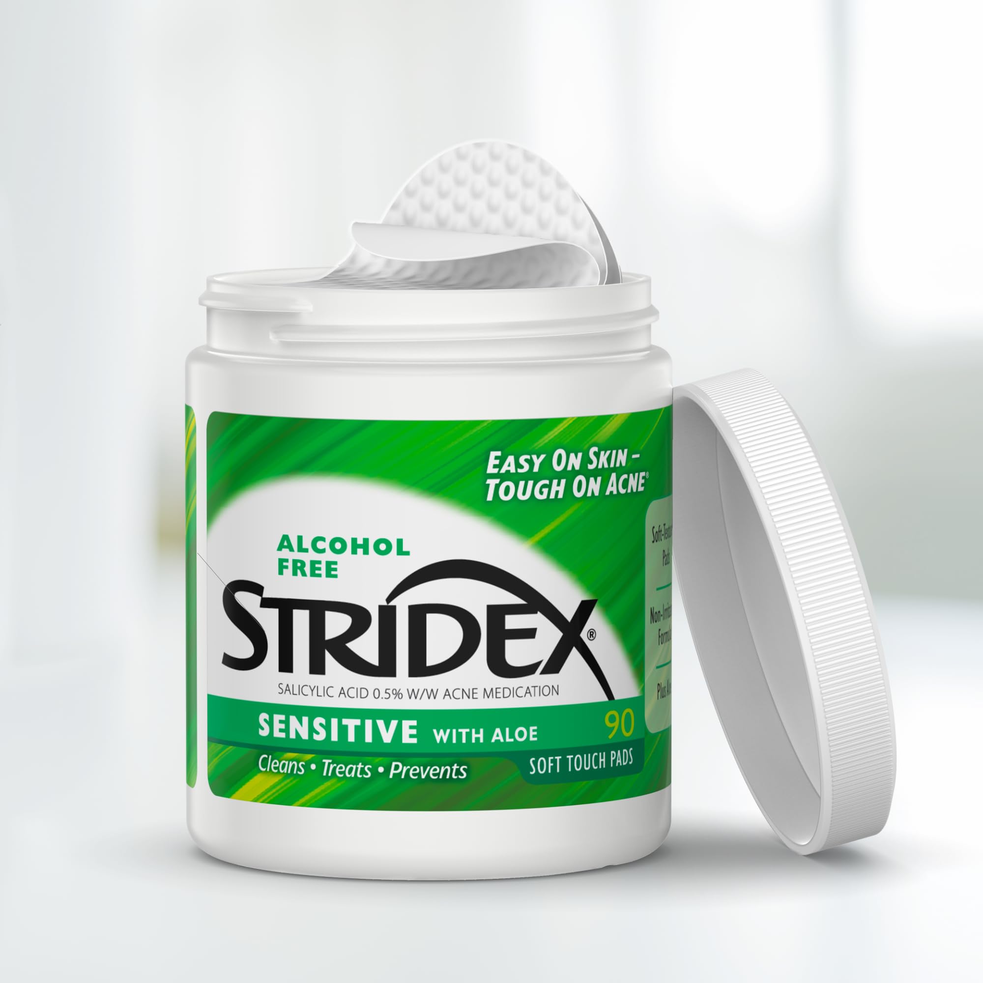 Application visage avec Stridex Pads Sensibles, nettoyage en douceur.
