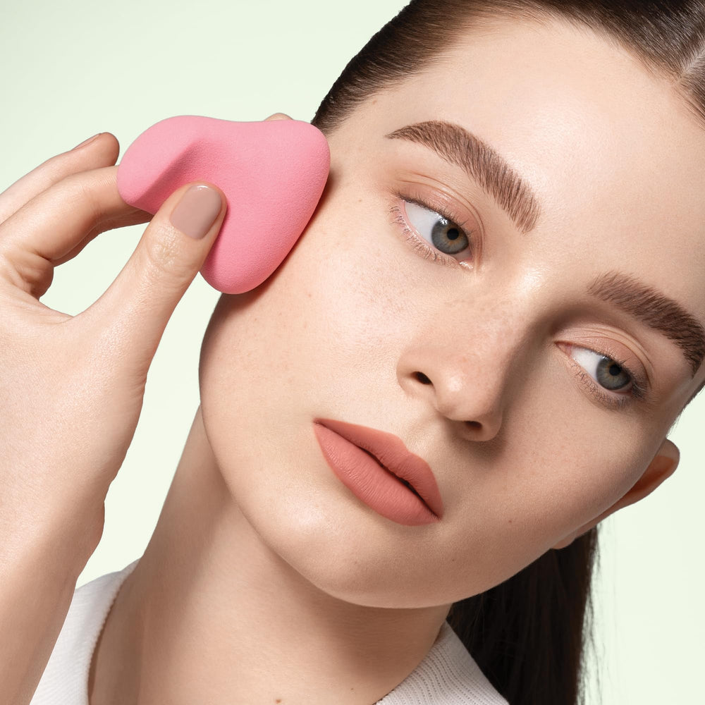 Éponge Strokes Beauty Lab pour le fard à joues, application douce et couleur homogène.