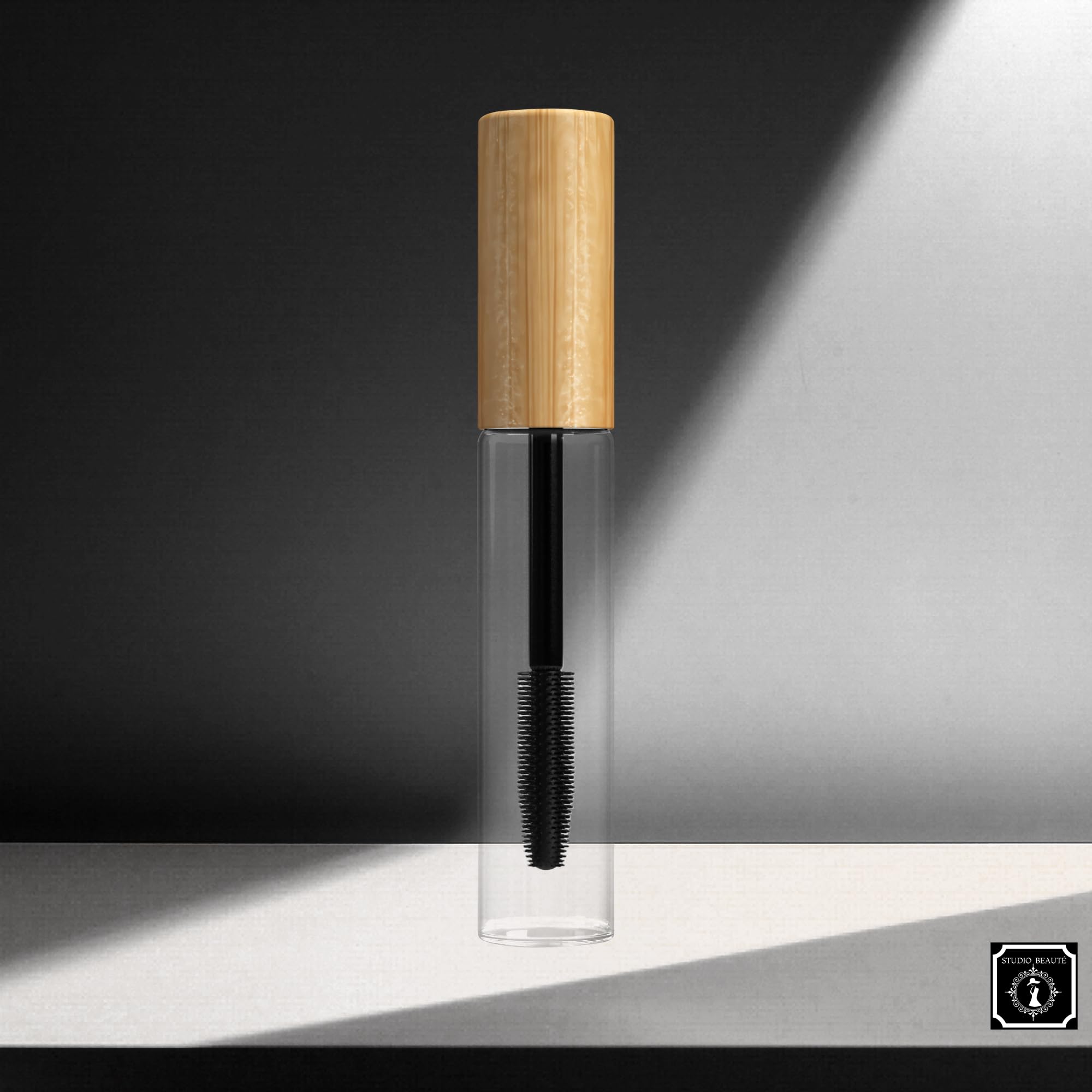 STUDIO BEAUTÉ: brosse en silicone pour une application précise et agréable.