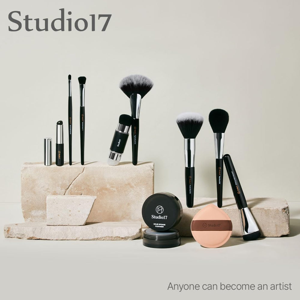 STUDIO17 brosse blush silicone ergonomique et facile à prendre en main